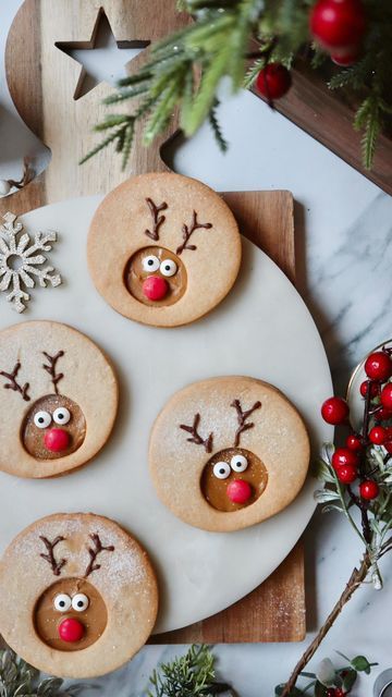 Christmas Biscuits Ideas, Christmas Iced Biscuits, Christmas Kids Recipes, Christmas Cafe Food, Christmas Biscuits Decorated, Reindeer Biscuits, Festive Bakes, Christmas Reindeer Cookies, Chocolate Biscuit Recipe