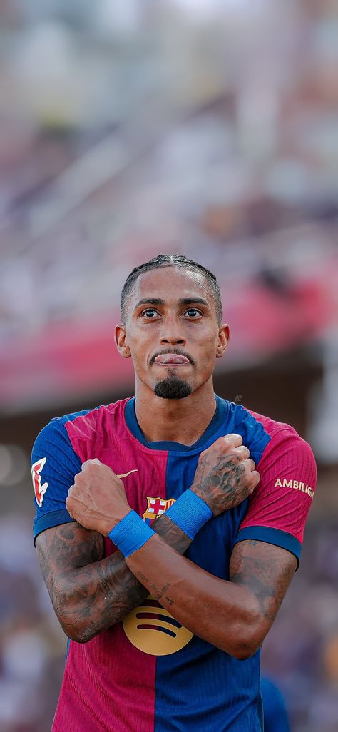 Barcelona Players Wallpaper, Raphinha Wallpaper, Raphinha Barcelona, Fc Barcelona Players, Ronaldo Pictures, Memphis Depay, Barcelona Players, Football Players Images, Soccer Boyfriend