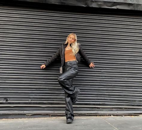 Poses In Boots, Garage Door Pictures Instagram, Wall Poses Instagram Aesthetic, Blank Wall Photoshoot Ideas, Black Wall Photoshoot, Wall Picture Poses, Garage Door Photoshoot, Street Photo Ideas Instagram, Parking Structure Photoshoot