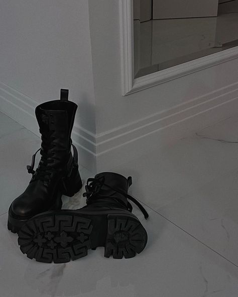 All Black Wardrobe, Versace Boots, Most Beautiful Paintings, Black Wardrobe, Army Boots, Women Aesthetic, Fancy Drinks, Crystal Lighting, Jenner Style