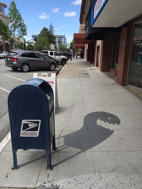 damon belanger painted fake shadows on sidewalks in Redwood City, California #streetart Shadow Art Projects, Sidewalk Paint, Pedestrian Walk, Ombres Portées, Shadow Painting, Street Art Utopia, Photo Polaroid, Funny Paintings, California City