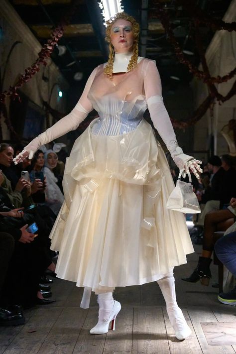 Maison Margiela Artisanal: The key takeaways from the Haute Couture Spring/Summer 2024 | Vogue France Anti Fashion 90s, Gwendoline Christie Margiela, Maison Margiela Runway, 19th Century Corset, Fashion Week Outfit Ideas, Avant Garde Outfit, Gwendoline Christie, Fashion Week Outfit, Vogue France