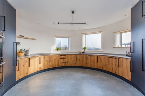 The minute I talked with the client, I knew we could and wanted to execute this curved oak kitchen. The kitchen was to go into a new build modern Oast house in Kent. All the doors, cabinets and work surface had to be curved to the same shape as the interior walls. Center Kitchen Design, Fenix Kitchen, Curved Kitchen Cabinets, Kitchen Design Cabinets, Round House Plans, Curved Cabinets, Curved Kitchen, Kitchen Built In, Bespoke Kitchen Design