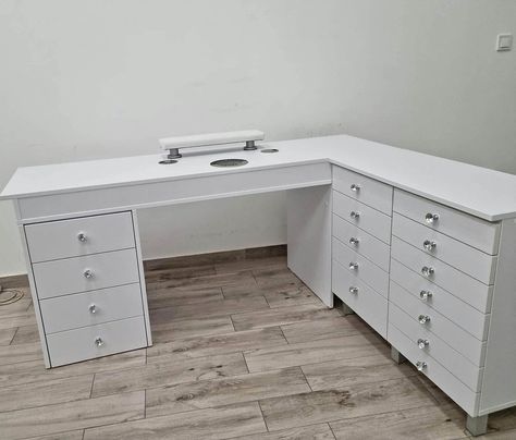 Small Nail Room Ideas, Nail Desk Ideas, Nail Table Ideas, Lash Room Ideas, Nail Room Ideas, Nail Desk, Nail Station, Nail Salon Decor, Nail Salon Design