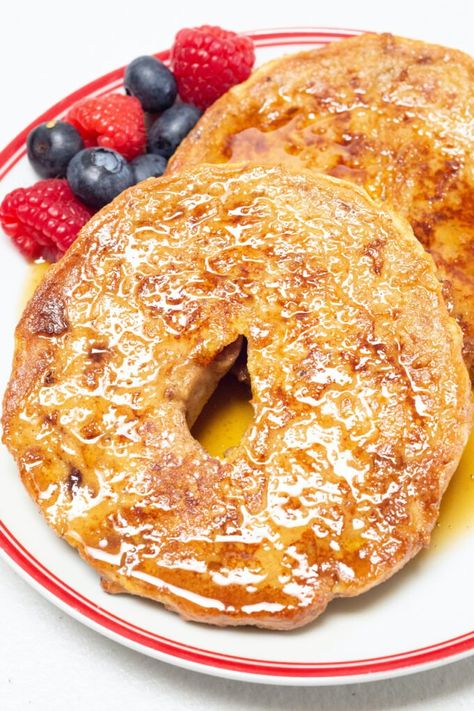 Your new favorite brunch and breakfast recipe will be bagel french toast! French Toast Bagel Recipe, French Toast Bagels, French Toast Bagel, Bagel French Toast, Creative Breakfast Recipes, Easy Breakfast Smoothies, Cookie Recipes For Kids, Creative Breakfast, French Toast Breakfast