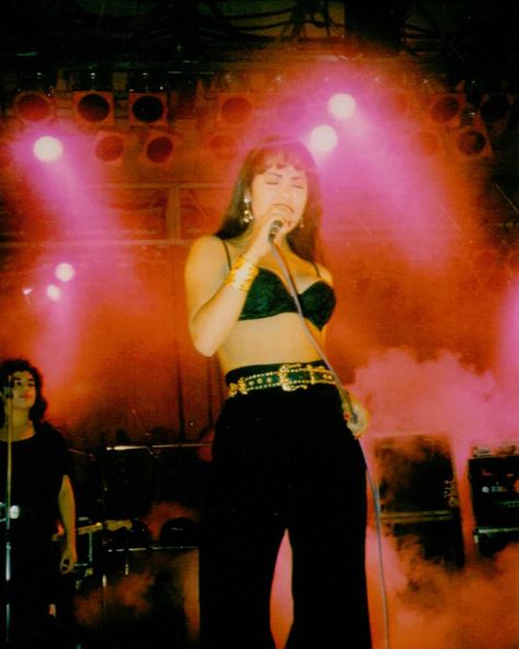 Latino Aesthetic, Chicana Aesthetic, Hispanic Artists, Hispanic Aesthetic, Latina Aesthetic, Chicana Style, Selena Q, Hispanic Culture, Selena Quintanilla Perez