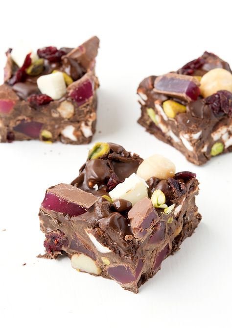 Tis the season for rocky road! This is the BEST rocky road ever packed with marshmallows, macadamias, pistachios, Turkish delight and white chocolate. Christmas Rocky Road, Apricot Slice, Rocky Road Recipe, Chocolate Slice, Chocolate Marshmallow, Christmas Food Gifts, Chocolate Christmas, Christmas Recipe, Christmas Food Desserts