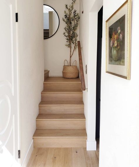 Stairway Landing Decor, Staircase Landing Decor, Landing Decor Ideas, Stair Landing Decor, Landing Decor, Modern Farmhouse Entryway, Staircase Decor Ideas, Staircase Landing, Staircase Wall Decor