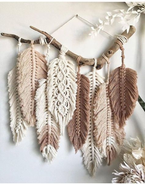 Raffia home decor inspiration– Just Trendy Girls: Macrame Feather Wall Hanging, Crochet Macrame, Macrame Feathers, Feather Diy, Boho Crafts Diy, Lucet, Macrame Knots Pattern, Macrame Wall Hanging Diy, Macrame Wall Hanging Patterns