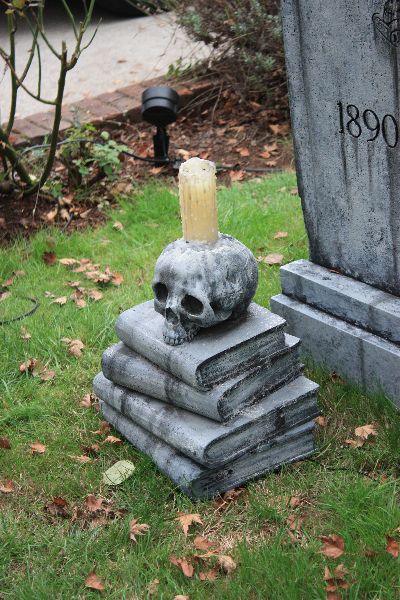 Halloween Cemetary Decorations, Halloween Gravestones, Halloween Cemetery, Grave Yard, Halloween Diy Outdoor, Halloween Outside, Halloween Props Diy, Halloween Graveyard, Halloween Tombstones