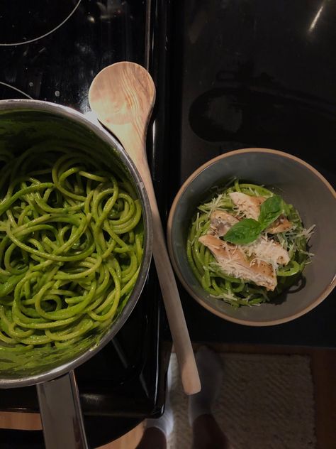 Cooking Aesthetic, Aesthetic Clean Girl, How To Cook Greens, Green Pasta, Pasta Pesto, Sauce Pasta, Cooked Meal, Aesthetic Clean, Homemade Pesto