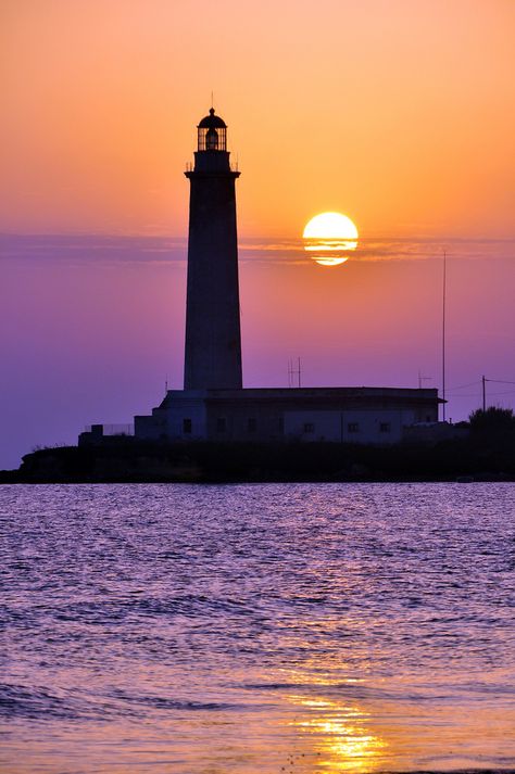 The Lighthouse Cinematography, Light House Photography Ocean, Beautiful Lighthouse Sunsets, Lighthouse At Night Photography, Lighthouse Lighting, Lighthouse On A Cliff, Lighthouses Photography, Lighthouse Keeper, Lighthouse Painting