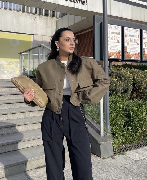 Khaki And Black Outfits For Women, Khaki Bomberjack Outfit, Khaki And Black Outfit, Khaki Jacket Outfit, Neon Green Outfits, Smart Casual Work Outfit Women, Smart Casual Work Outfit, Canada Fashion, Japan Outfit