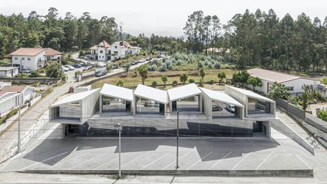 The Porto-based architectural studio SUMMARY unveils the newest project using their prefab and modular building systems, 1000 m² Prefabricated that is located in Vale de Cambra , Portugal.  Project description by architect: The requirements for this project were boldly defined from the beginni... Prefabricated Architecture, Cabin Style Homes, Collective Housing, Modular Housing, Precast Concrete, Prefabricated Houses, Modular Building, Building Systems, Concrete Structure