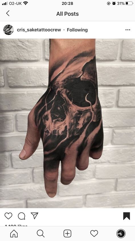 Skull Finger Tattoos, Back Of Hand Tattoos, Tattoo Crane, Fist Tattoo, Tattoo Main, Herren Hand Tattoos, Mangas Tattoo, Cool Animal Tattoos, Skull Art Tattoo