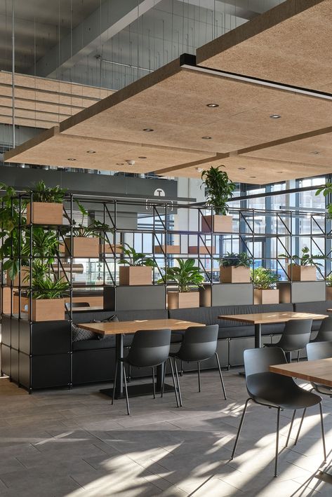 Stadler Deutschland's new modern canteen has light-flooded interior, different seating ranges, large windows, and a lounge area. Square and oblong Troldtekt floating acoustic clouds in natural wood have been installed, adding to an inviting and uplifting atmosphere. Click to see more pictures. #goodacoustics #holzwolleplatten #träullsplattor #troldtekt Architects: Code of Practice Architects GmbH Acoustic Clouds, Wall Elements, Canteen Design, Cafeteria Design, Office Canteen, Corporate Interior Design, Bakery Design Interior, Cafe Seating, Corporate Office Design