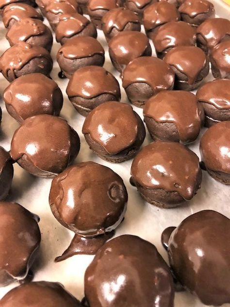 Chocolate Donut Balls Donut Ball Recipe, Donut Glaze Recipes, Donut Balls, Donut Hole Recipe, Crumble Cookie Recipe, Homemade French Bread, Chocolate Doughnuts, Homemade Donuts Recipe, Cake Donut