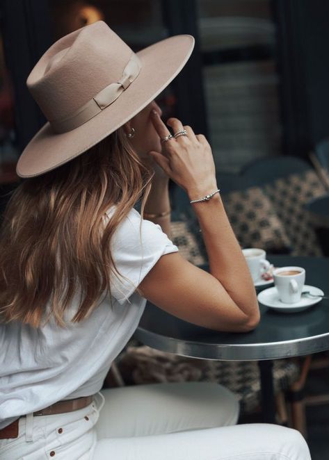 HAT HAT HAT!! Sombrero Outfit, Womens Hats Fashion, 2024 Year, Photographie Portrait Inspiration, Hat Ideas, Stylish Hats, Fashion 2024, Women Lifestyle, Outfits With Hats