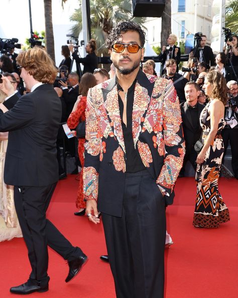 Over the past few days, the Cannes red carpet once again had actors showcasing their best fashion bets, particularly from India. Kiara Advani opted for a Maison Alaïa draped open back gown with a high neckline. Ratna Pathak Shah wore her own sari but commissioned re-ceremonial for a jacket and blouse handwoven in a heritage himroo fabric. The rapper King sported a silk blazer by Anamika Khanna to celebrate India’s handloom industry. @kiaraaliaadvani @maisonalaia @ratnapathakshah @re_ceremon... Ratna Pathak, Open Back Gown, Cannes Red Carpet, Anamika Khanna, Silk Blazer, Kiara Advani, Best Fashion, High Neckline, Cannes