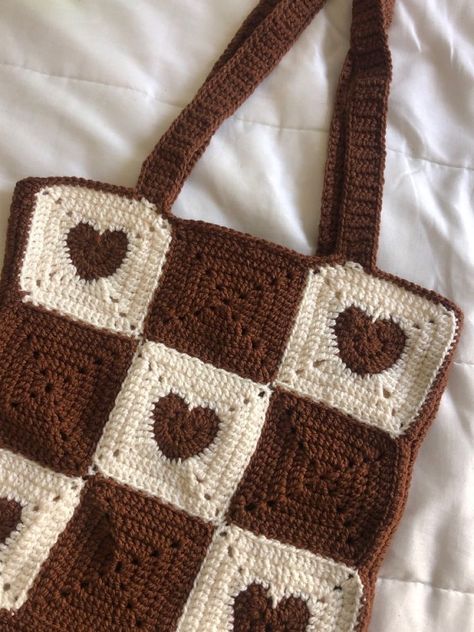 Brown Crotchet Bags, Knitting And Crochet Aesthetic, Aesthetic Bag Crochet, Crochet Projects Autumn, Crochet Totebag Aesthetic, Crochet Bag Autumn, Crochet Ideas For Autumn, Beginner Crochet Tote Bag, Brown Accessories Aesthetic