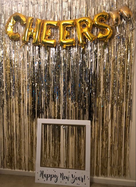 Nye 2024 Theme, New Year Theme Party Ideas Black Gold, New Years Party Backdrop, New Year’s Party Backdrop, New Eve Party Ideas, Newyear Party Decoration, New Years Eve Party Backdrop, Simple New Year Decorations At Home, New Years Small Party Ideas