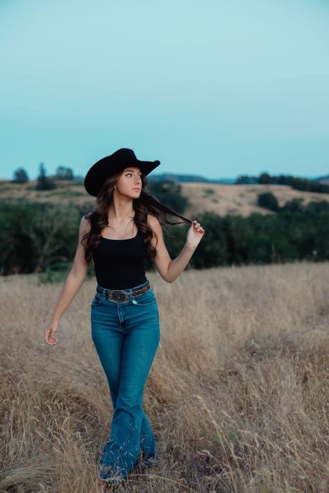 Stockyard Photoshoot, Western Senior Pictures Outfit, Cowgirl Poses, Western Poses, Brunette Cowgirl, Western Photoshoot Ideas, Western Photo Shoots, Cowgirl Photoshoot, Foto Cowgirl