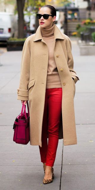 Cherry red skinny jeans | HOWTOWEAR Fashion Outfit Pantalon Rojo, Red Pants Outfit, Street Style Bags, Tan Coat, Red Jeans, Wear Red, Camel Coat, Red Coat, Red Pants