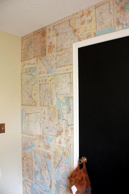 Old Maps As Wallpaper, Upcycling, Map Wallpaper Bedroom, Map Wall Collage, Maps On Walls Ideas, Maps As Wallpaper, Maps On Ceiling, Wall Decoupage Ideas, Bedroom Wall Covering Ideas