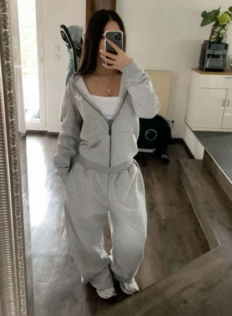 10 Clothes 30 Outfits, Hoodie Outfit Winter For Women, Comfy Outfits Pajamas, Cute Fits With Grey Sweatpants, Grey Hoddies Outfits Women, Basic Outfits Sporty, Cute Lazy School Outfit, Cute Primark Outfits, Grey Sweatpants And Hoodie Outfit