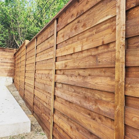 Check out these horizontal fence ideas and find the perfect fencing for your property. Private Fence Ideas, Horizontal Fence Ideas, Horizontal Wood Fence, Modern Wood Fence, Good Neighbor Fence, Horizontal Slat Fence, Decorative Fence Panels, Laneway House, Privacy Gate