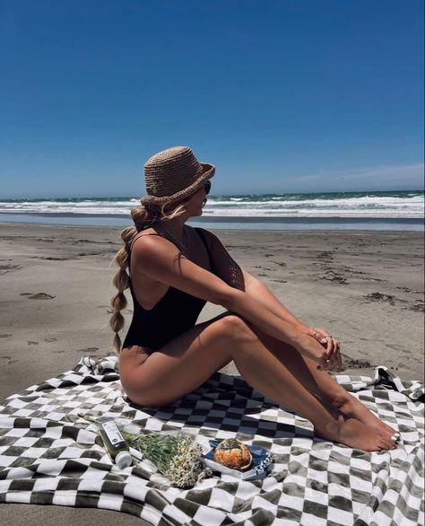 Bucket Hat Beach Outfit, Bucket Hat Hairstyles, Bubble Braid Hairstyle, Checkered Blanket, Bucket Hat Beach, Bucket Hat Outfit, Beach Bucket Hat, Bubble Braid, Beach Bucket