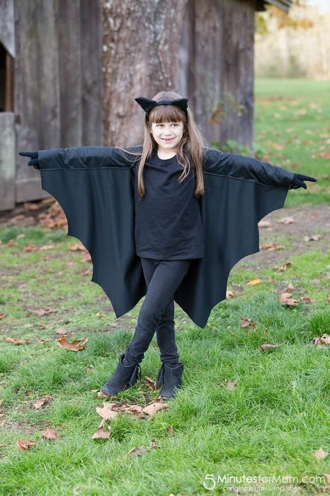 DIY Bat Costume - Easy to make bat costume #batcostume #diycostume Diy Bat Costume, Diy Halloween Dress, Warm Halloween Costumes, All Black Halloween Costume, Halloween Dress Up Ideas, Best Diy Halloween Costumes, Creative Halloween Costumes Diy, Warm Halloween, Meme Costume