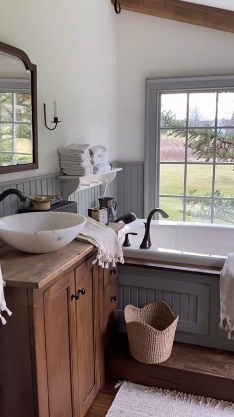 Simple Wallpaper Bathroom, Country En Suite Bathroom, Victorian Cottage Bathroom, Old Country Bathroom, Farmhouse Country Bathroom, Bathroom English Cottage, English Country Style Bathroom, English Country House Bathroom, English Farmhouse Bathroom