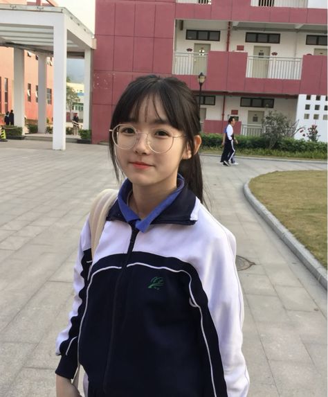 Chinese School Uniform Girl, China School Uniform, Popular Girl Aesthetic High School, Korean High School Student, Chinese School Uniform, Korean Highschool, Chinese High School, School Uniform Girl, China School