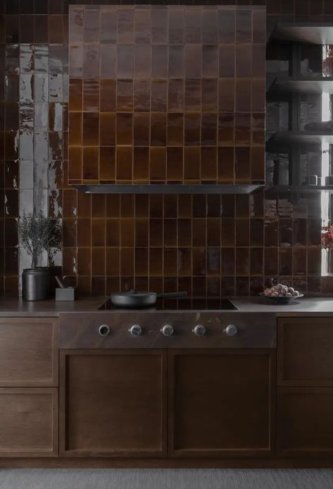 Liljencrantz Chocolate Hand Made Tiles, Oak Worktops, Dark Wood Kitchens, Brown Kitchens, Kitchen Concepts, Interiors Dream, Brown Interior, Dream House Decor, Interior Inspo