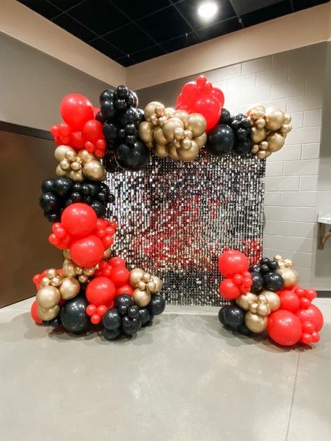 Black Red Balloon Decoration, Red Balloon Garland, Red Carpet Photo Booth, Balloon Table Centerpieces, Balloons Galore, Casino Birthday, Black And Gold Balloons, Moms 50th Birthday, 50th Birthday Party Decorations