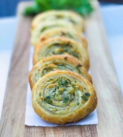 18 Easy Phyllo Dough and Puff Pastry Recipes to Wine and Dine Philo Dough, Easy Puff Pastry Recipe, Puff Pastry Pinwheels, Puff Pastry Twists, Phyllo Dough Recipes, Phyllo Recipes, Pastry Appetizer, Pasta Fillo, Bite Size Food