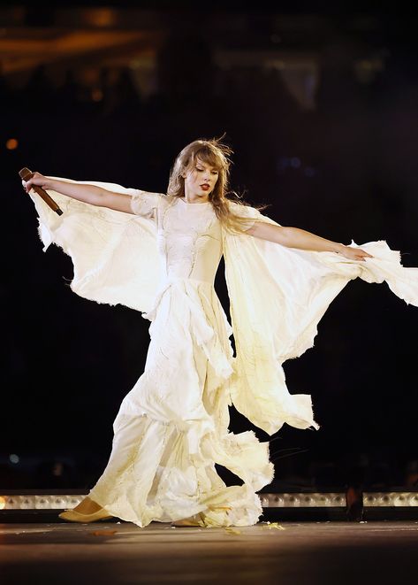 taylor swift eras tour folklore cream / white dress Taylor Swfit, Taylor Swift Dress, Taylor Outfits, Taylor Swift Tour Outfits, Taylor Swift New, Swift Tour, Estilo Taylor Swift, Taylor Swift Outfits, Taylor Swift 13