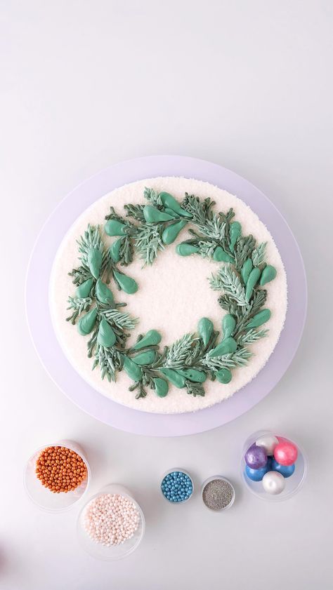 Eat Cake Be Merry - Liz Shim (@eatcakebemerry) • Fotografije i videozapisi na Instagramu Christmas Bake Off, Wreath Cake, Christmas Cakes Easy, Christmas Cake Designs, Green Wreath, Be Merry, Holiday Cakes, Simple Green, Festive Design