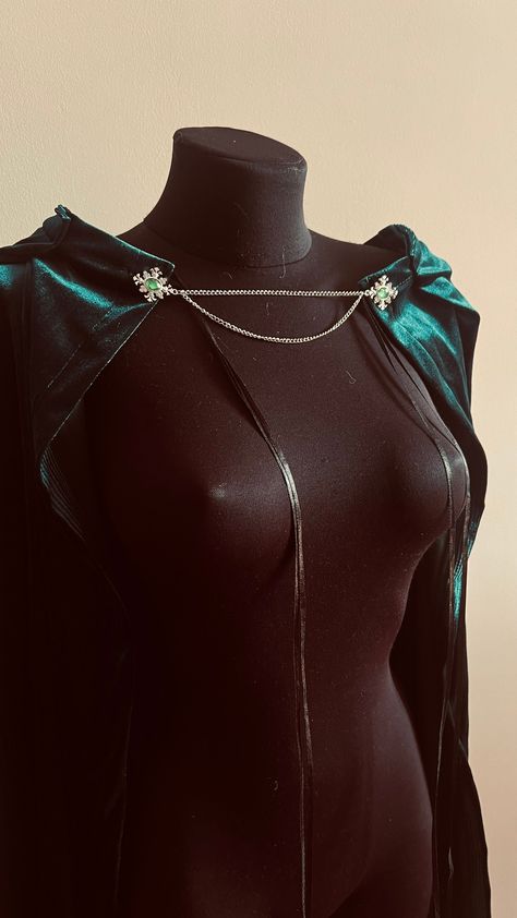 Dark Green Capelet, Velvet Renaissance Capelet With Clasps, One Shoulder Cape, LARP Cloak, Medieval Velvet Cape Cape tie around chest, you can change fashion and wear to the both shoulders and cover back Clasps with chain work like pins Length 75 cm (29,52 inches) Shipping terms to 25-45 days Fantasy Shoulder Cape, Medieval Cape For Fantasy Events, Types Of Capes, Elven Cape For Medieval Festivals, Diy Capelet, One Shoulder Cape Medieval, Shoulder Cloak, Elven Cosplay Cape Outerwear, Side Cape