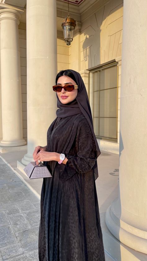 Black Abaya Outfit, Black Dress Hijab, Abaya Fashion Black, Classy Hijab Outfits, Black Hijab Outfit, Elegant Abayas, Abaya Modest, Muslim Long Dress, Abaya Designs Latest