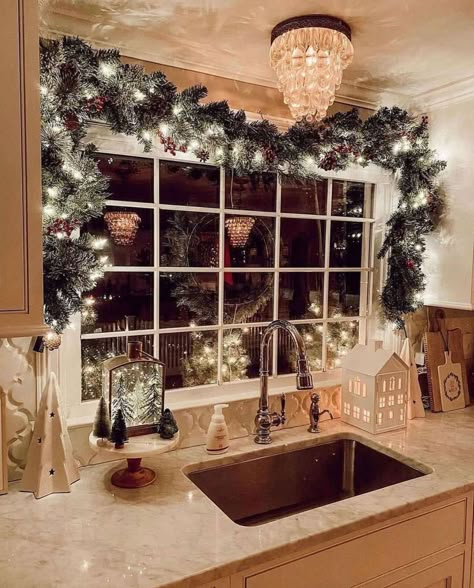 18 Most Beautiful And Festive Christmas Garland Decorating Ideas Christmas Garland Decorating Ideas, Decorating Ideas Christmas, Christmas Apartment, Cozy Christmas Decor, Christmas Decor Inspiration, Christmas Interiors, Christmas Kitchen Decor, Christmas Decorations For The Home, Indoor Christmas Decorations