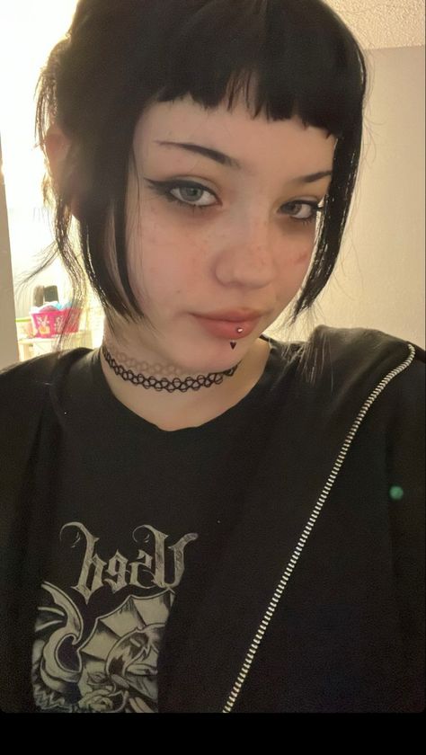 Half Shaved Eyebrows Aesthetic, Grunge Eyebrows, Half Shaved Eyebrows Goth, Eyebrow Piercing Black, Half Eyebrows, Alt Eyebrow Shapes, Half Shaved Eyebrows, Wolfcut With Micro Bangs, Emo Eyebrows