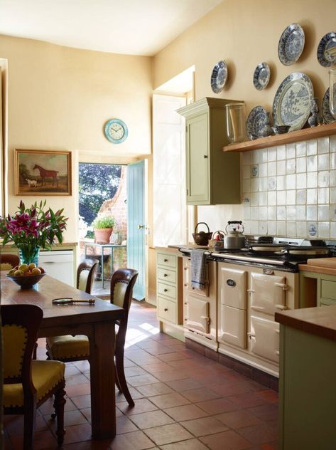 Vivien Greenock's English Country Home - The Glam Pad Old Country Houses, Country Modern Home, Hall House, English Interior, English Country Style, English Decor, English Kitchens, Cottage Kitchens, Estilo Country