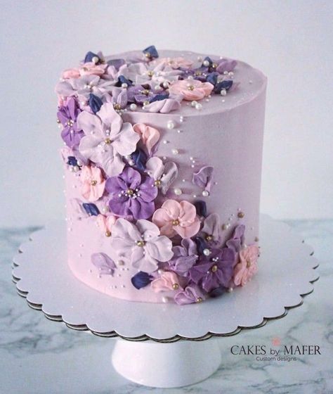 Tortas Buttercream, Purple Floral Cake, Floral Cake Ideas, Elegant Birthday Cake, Cakes Purple, Floral Cake Design, Flower Cake Design, Bolo Vintage, Cake Designs For Girl