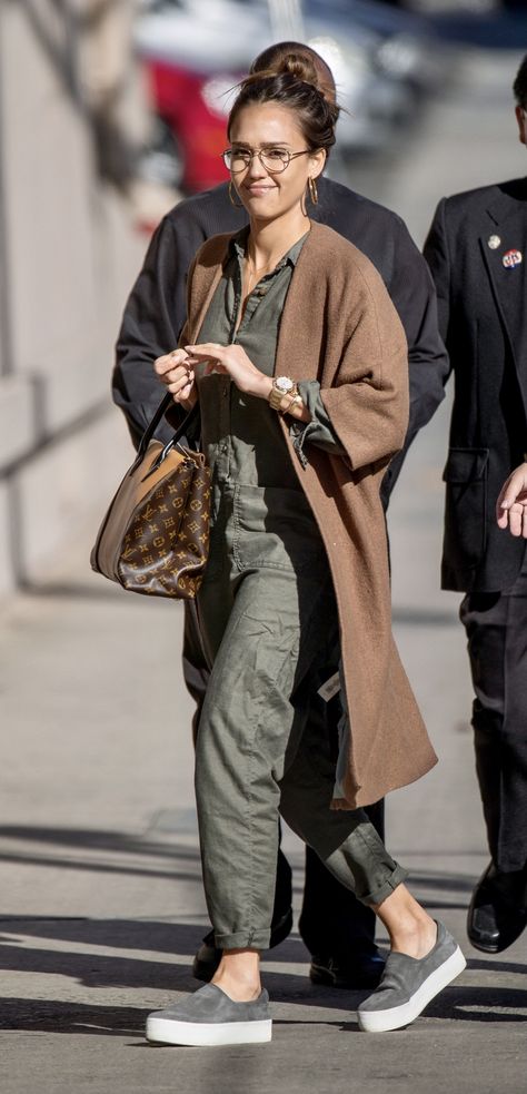 Jessica Alba Style Winter, Jessica Alba Street Style, Jessica Alba Outfit, Jessica Alba Casual, Khaki Jumpsuit, Jessica Alba Style, Sassy Outfit, Middle Age Fashion, Jessica Alba