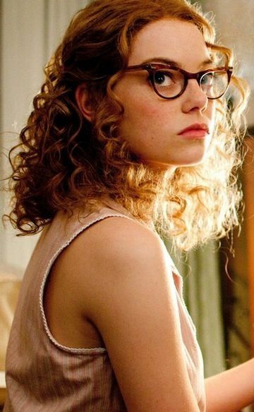 Emma Stone - curly red hair, freckles, and glasses? Yes, please! Emma Stone, Kate Middleton, Southern Women, Emma Stone The Help, Oh My Goddess, Girls With Glasses, Cat Eye Glasses, Film Serie, Eye Glasses