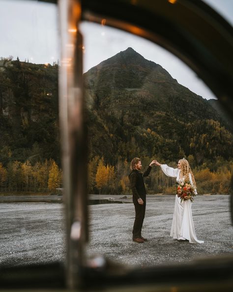 Imagine having a cozy camping elopement off in the backroads of Alaska; snuggling by a fire, twinkle lights strung in the trees, and a day all to yourselves. I, for one, am obsessed with the idea! Cutest campfire photos the night before, enjoying sunset, s’mores and pre-wedding jitters, maybe some stars or aurora if the time is right 😍 Then on the day of your elopement you get ready together, snuggle by the fire some more, share vows in a gorgeous destination, go for an adventure, then come... Campfire Photos, Camping Elopement, Wedding Jitters, Cozy Camping, Twinkle Lights, A Fire, Photo Inspo, The Fire, Campfire