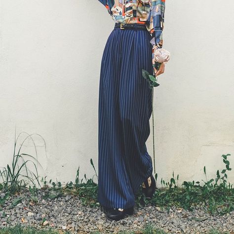 Wide Striped Pants Outfit, Striped Dress Pants Outfit, Queer Women Fashion, Striped Clothes, Style Collage, Dark Blue Pants, Striped Wide Leg Pants, High Waist Fashion, Pantalon Large