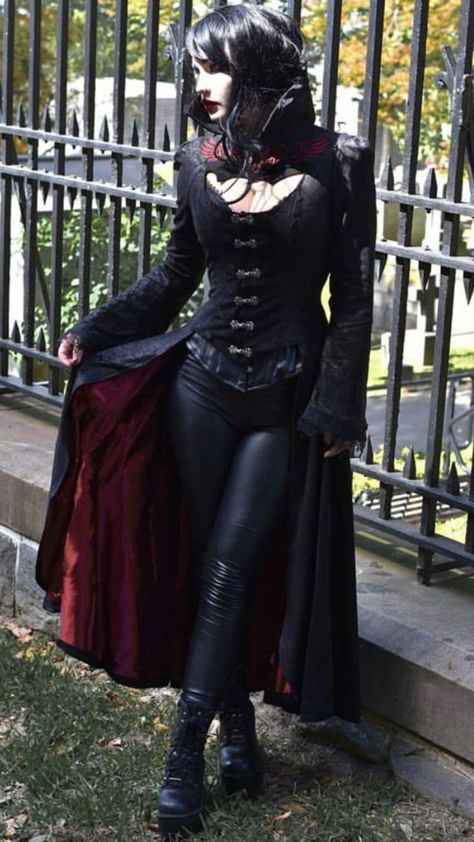 Steampunk Vampire Costume, Gothic Romantic Outfits, Corset With Leather Pants, Vampire Outfit Women, Dracula Costume Women, Goticas Aesthetic, Gothic Atmosphere, Vampire Costume Women, Women Vampire